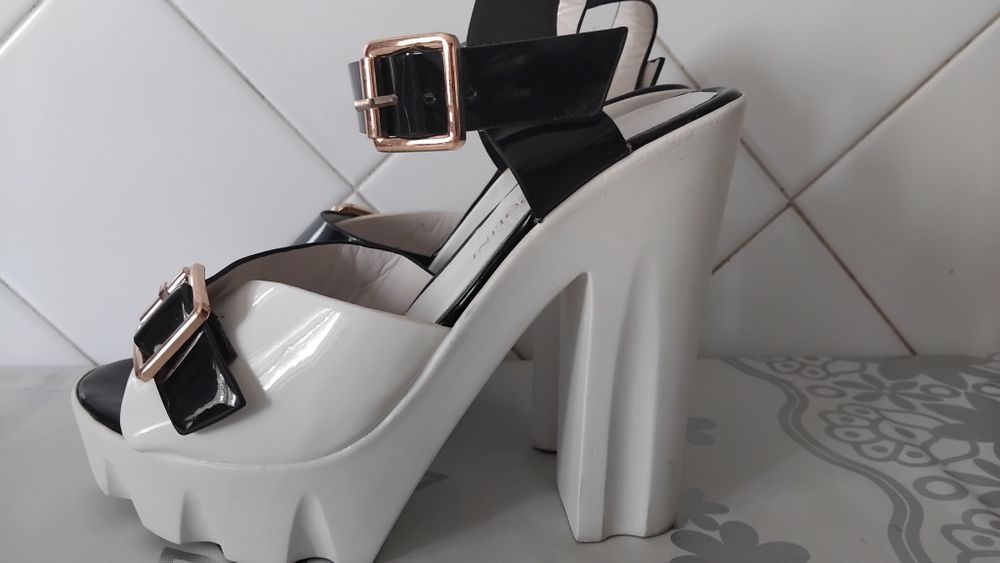 Женские босоножки