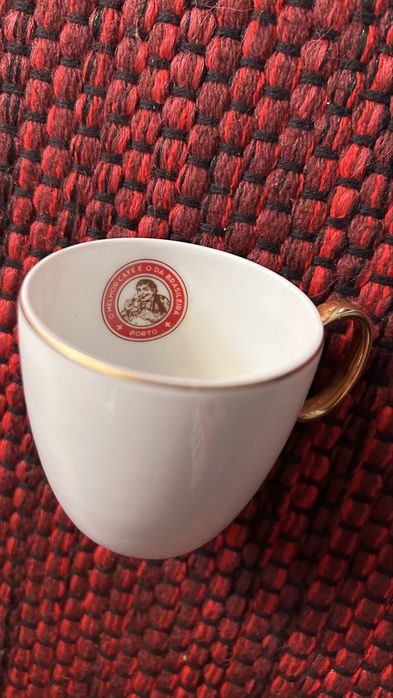 Chávenas de café e pires