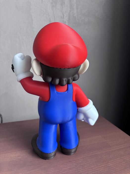 Figurka Mario.