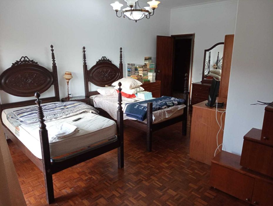 Quarto gigante para 1 ou 2 pessoas com varanda Moita - Centro) - todas as despesas incluida - 2 casas de Banho e cozinha completa