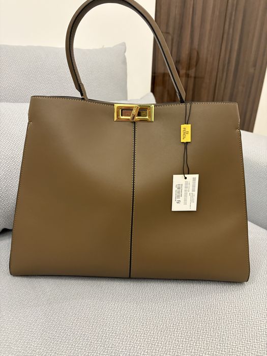 Продам розкішну вмістку жіночу сумку.