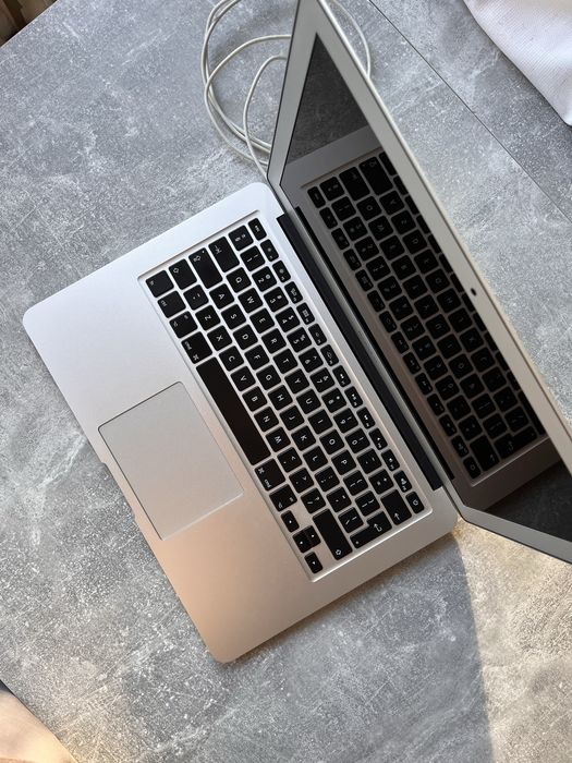 MacBook Air 13″ (2017, model MacBookAir7,2