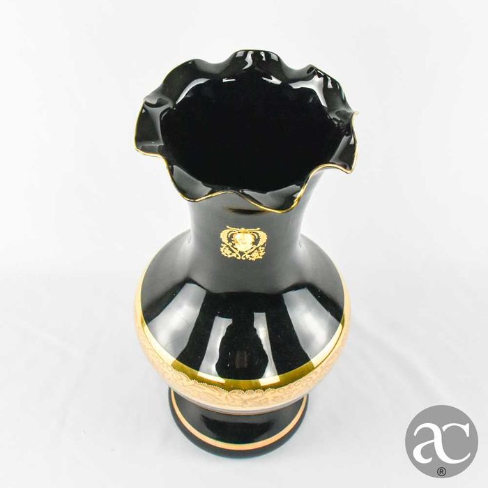 Jarra em vidro opalino preto com ouro 24k e camafeu