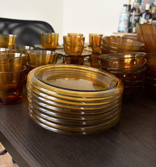 +120 peças originais em vidro âmbar, todas com marca gravada.