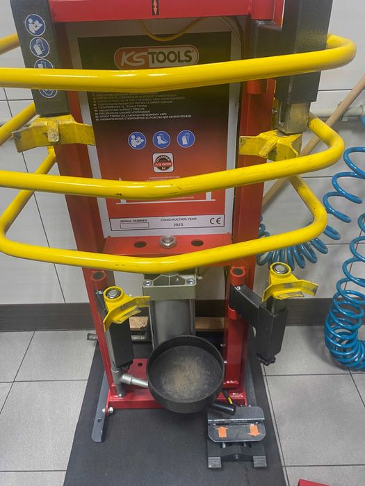 Narzędzie pneumatyczne do ściskania sprężyn samochodowych, max. 10 bar Firmy KS TOOLS