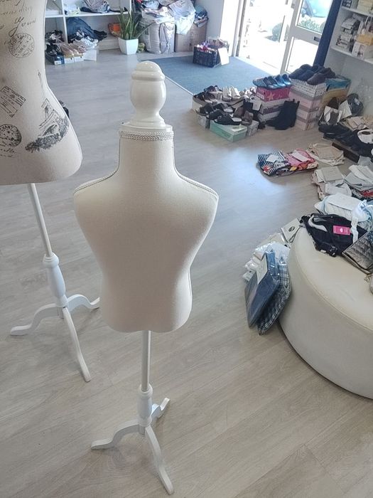 Manequins usados, dois de adulto e um de criança