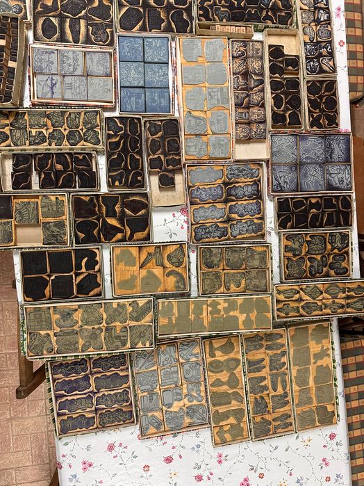 Lote de 58 caixas de carimbos escolares antigos e 8 caixas de letras móveis