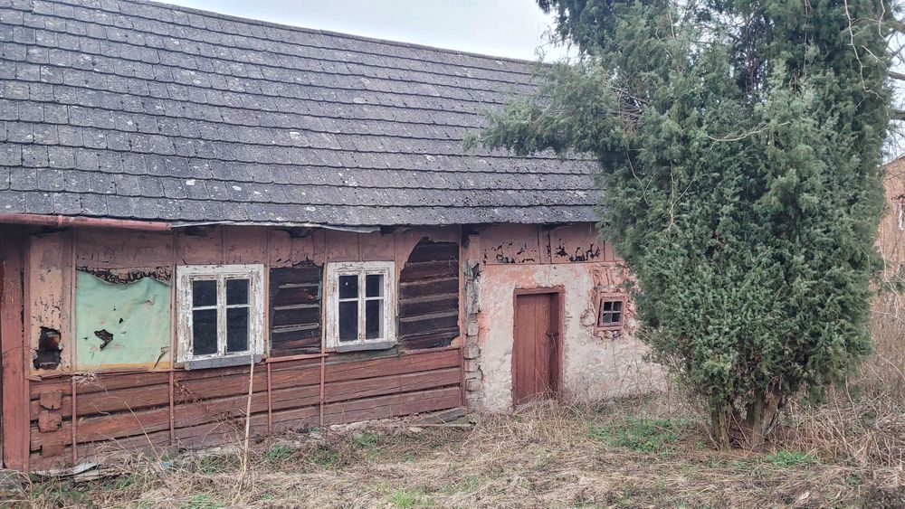 Stary drewniany dom do rozbiórki