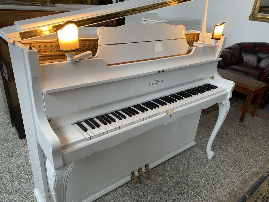 Piękne, białe pianino Schimmel