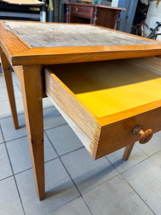 Mesa de jogo com gaveta
