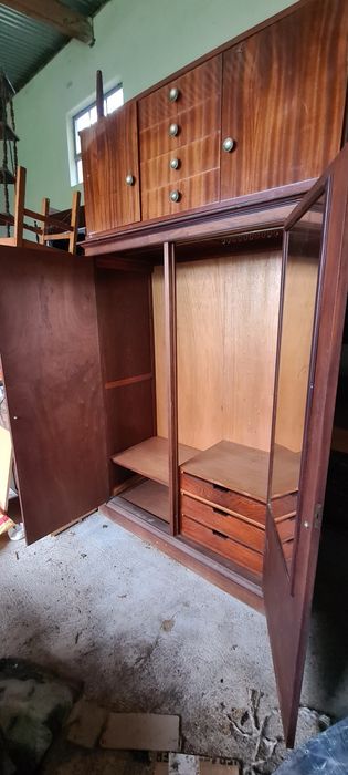 Guarda fatos em sapelli