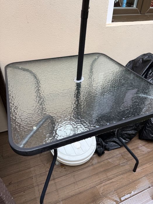 Mesa e guarda sol quintal