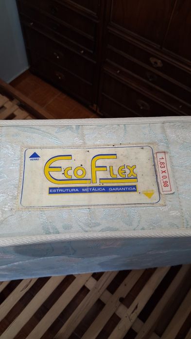 Vendo cama de solteiro com colchão