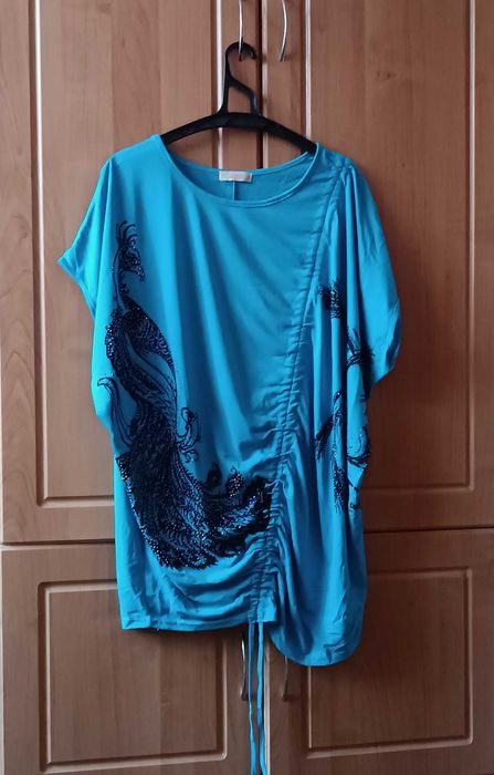 Яскрава футболка