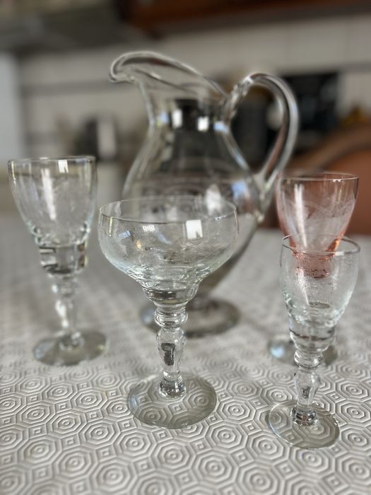 Conjunto de vidro(cristal) com gravuras.