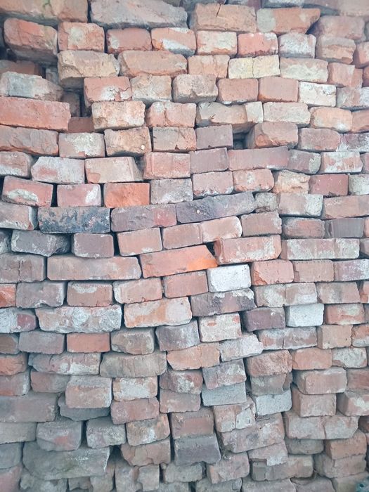 Продається цегла половинки 1 гривня за шт.