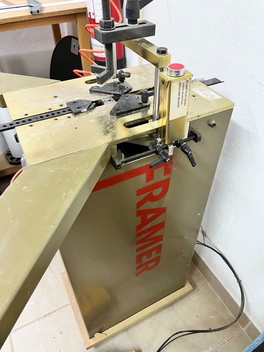 Máquinas de carpintaria e molduras