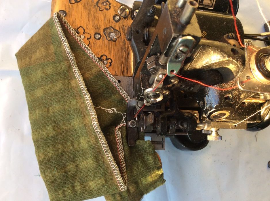 Оверлок економного зшивного шва, на 3~4 нитки. Юстований майстром.