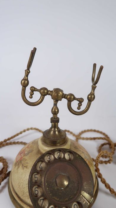 Telefone antigo em madeira e metal
