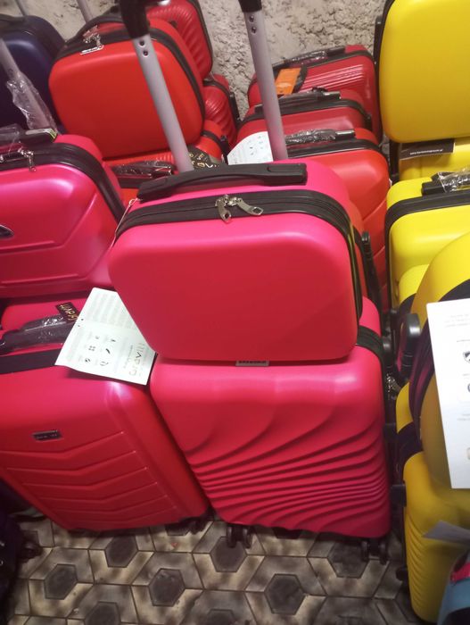 walizka mała kabinowa z abs na 4 kołach podróżna