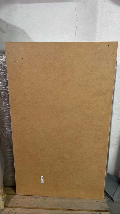 Mesa branca IKEA com pés em metal