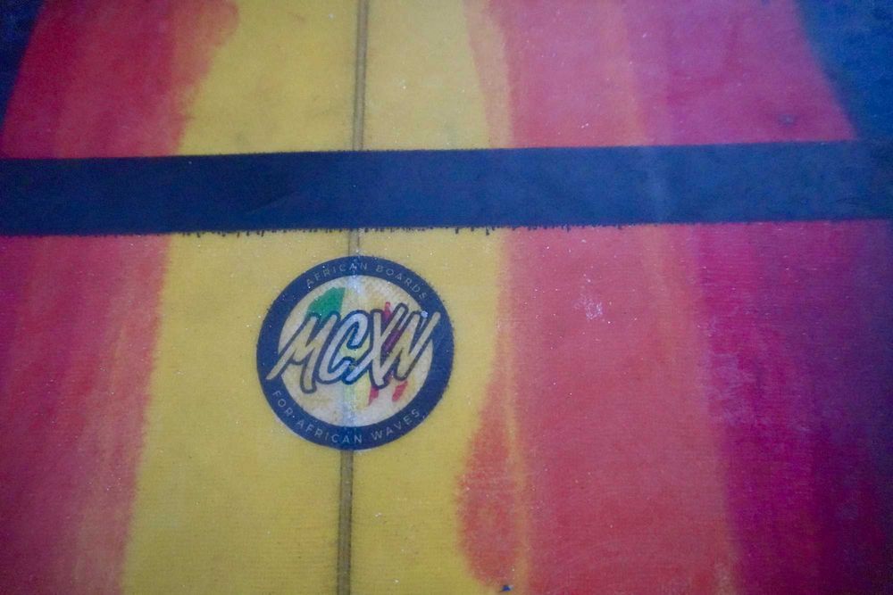 prancha fish 5’10 – Artesanal Africana (Twin Fin, Estilo Rasta)