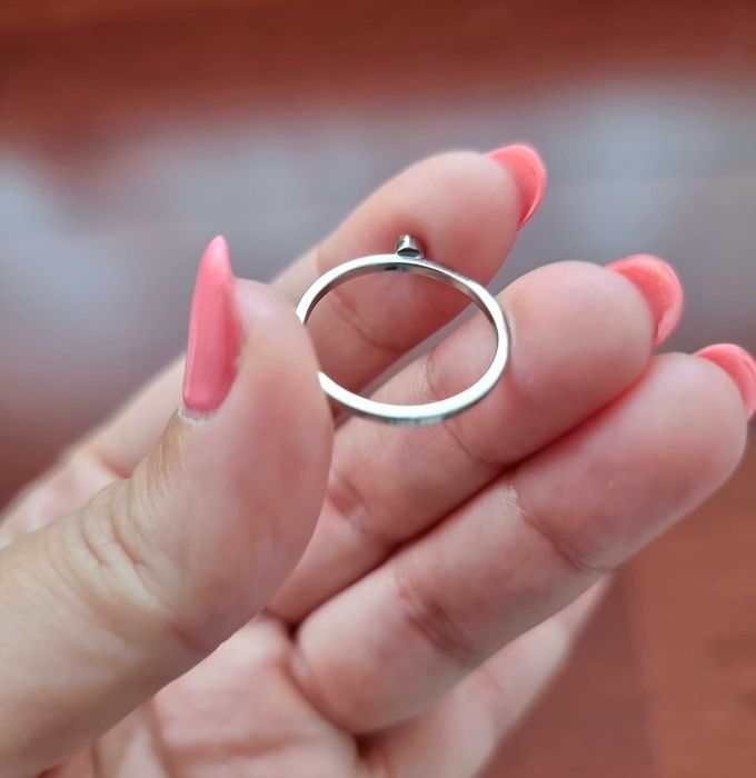 Anel cinzento com uma pedra pequena, tamanho S