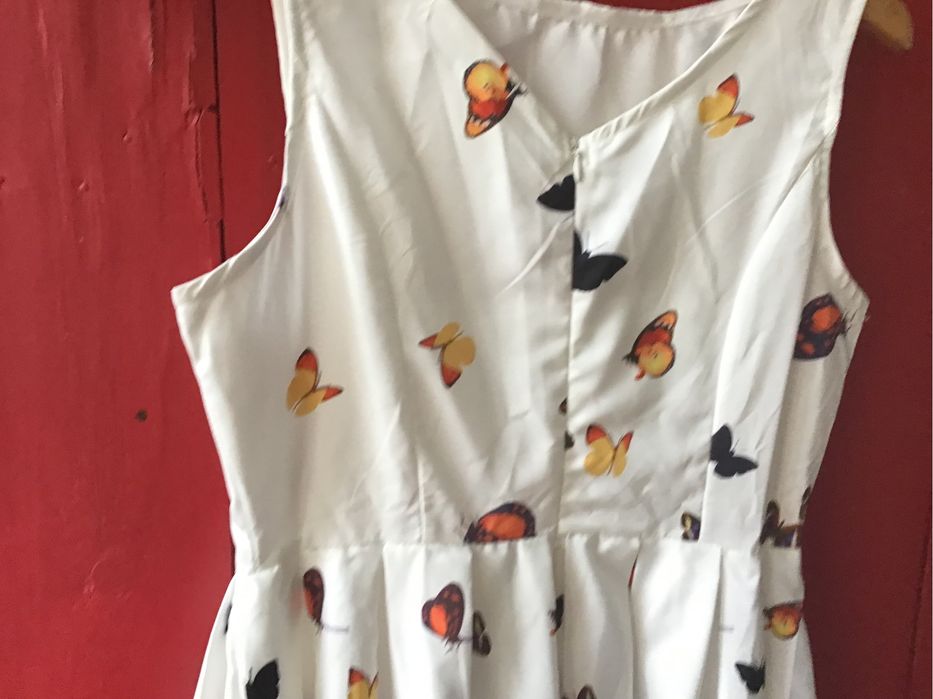 Vestido motivos floral  com borboletas. T M . Novo. Inspiração anos 50?