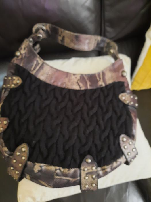 Bolsa em malha, com aplicações metálicas