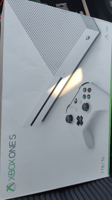Xbox One s 1 tb com comando e cabos