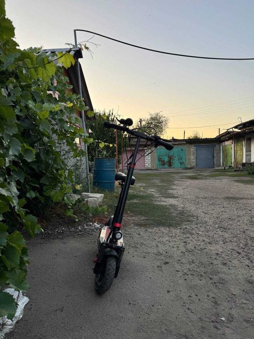 Продам електросамокат Kugo m 4 pro
