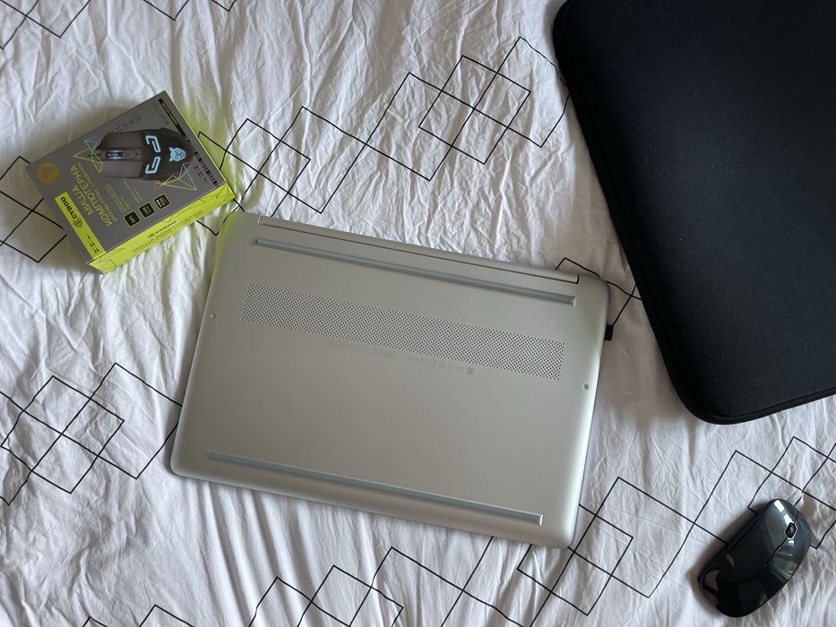 HP 15s i5-1235U / 12GB / SSD 256GB / Intel Iris Xe / Windows 11