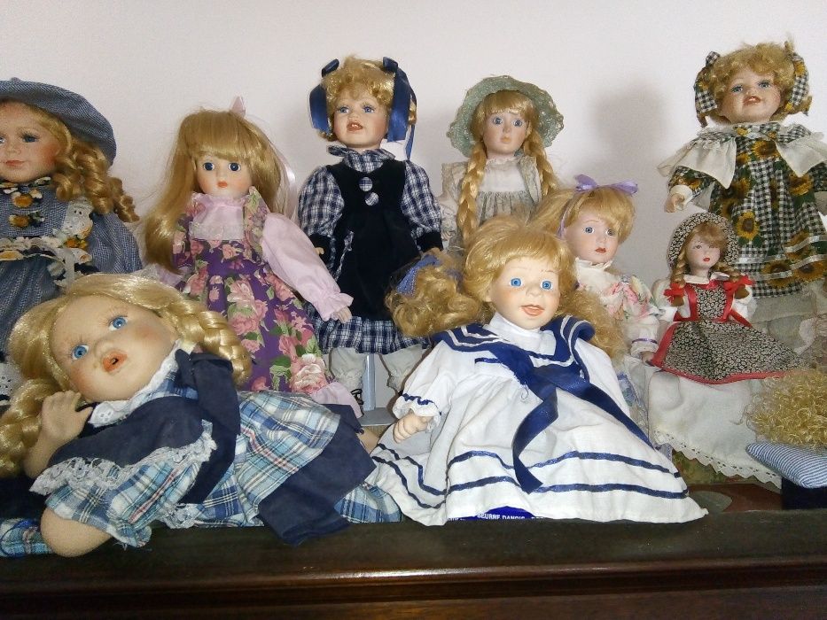 Bonecas em porcelana e de pano