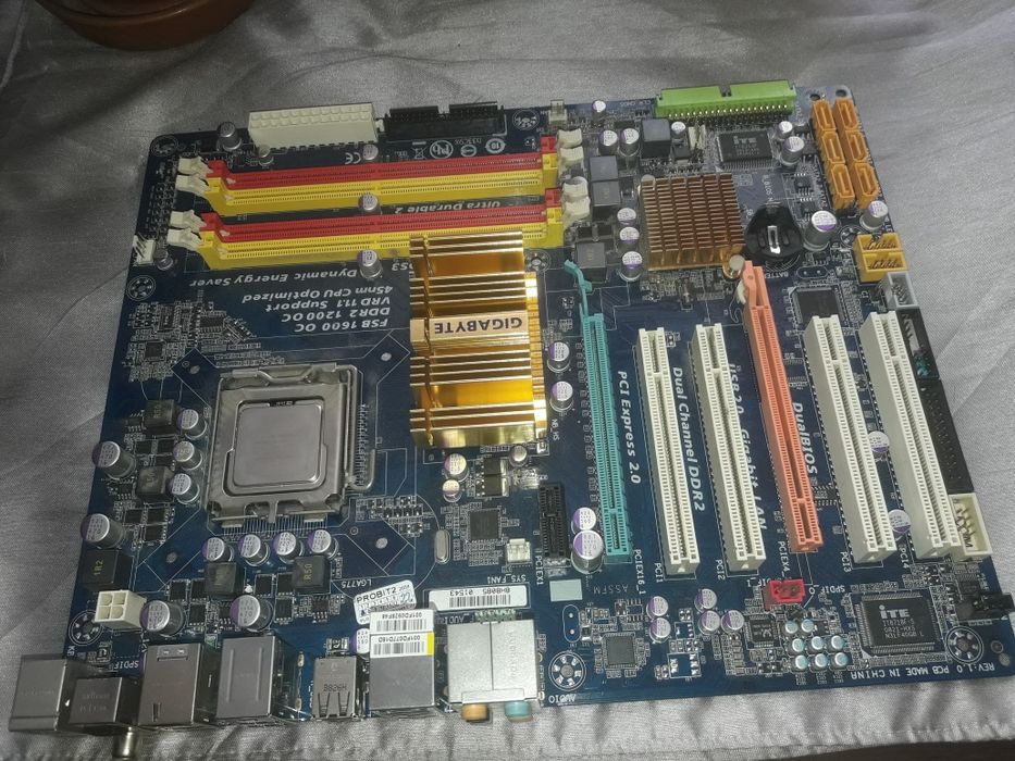 Ma plata ga-ep43-ds3 gigabyte procesor core 2 duo
