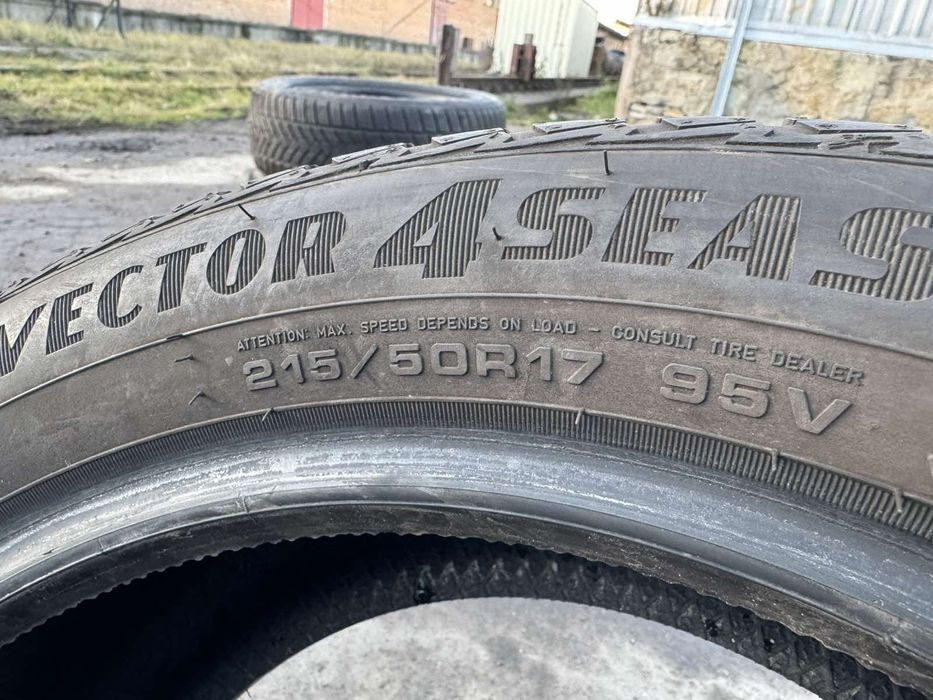 Всесезонні шини Goodyear 215/50 R17