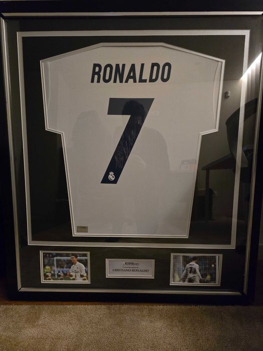 Camisola autografada - Cristiano Ronaldo com quadro da ICONS