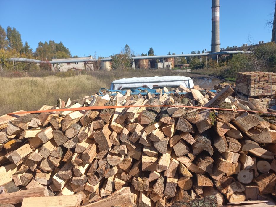 В наявності!!!Дрова колоті дуб та ясен укладені в машині чесний об'єм