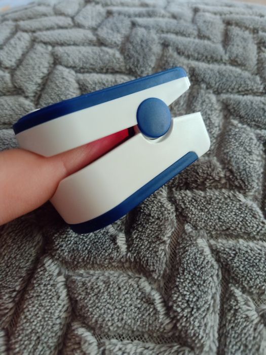 Pulsokstmetr do mierzenia pulsu i tlenu we krwi