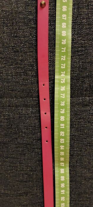 Różowy pasek z złotymi nitami 82 cm