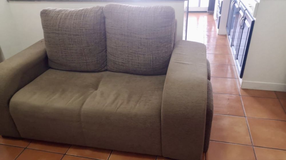 Sofá 2 lugares + 2 puffs laterais – Em ótimo estado