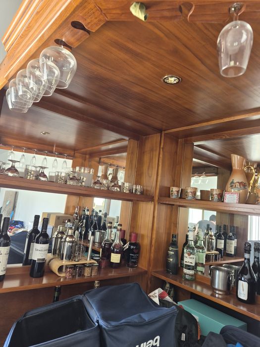 Bar grande em muito bom estado , material de qualidade