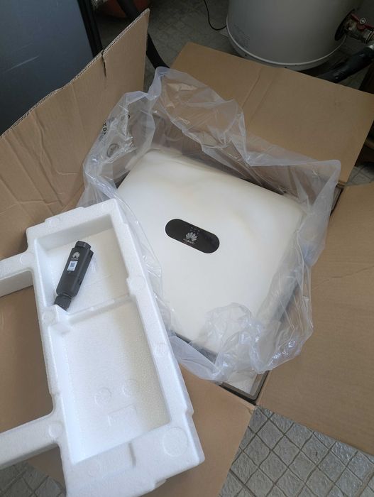 Huawei SUN2000-4KTL-M1 Usado 1 ano em perfeitas condições