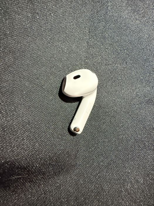 Продам навушник Apple AirPods 4 правий a3050