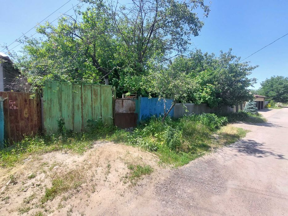 Продам участок на 7.7 сотки, с домом 49 кв. м. и гаражом.