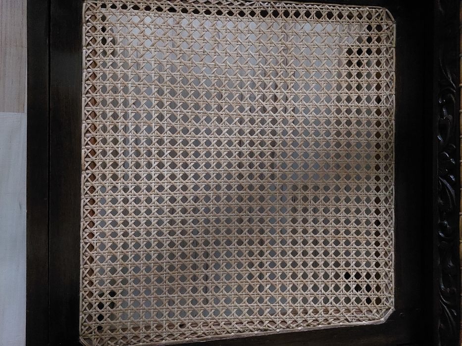 fotel kolonialny drewniany rzeźbiony z rafią plecionką wiedeńską