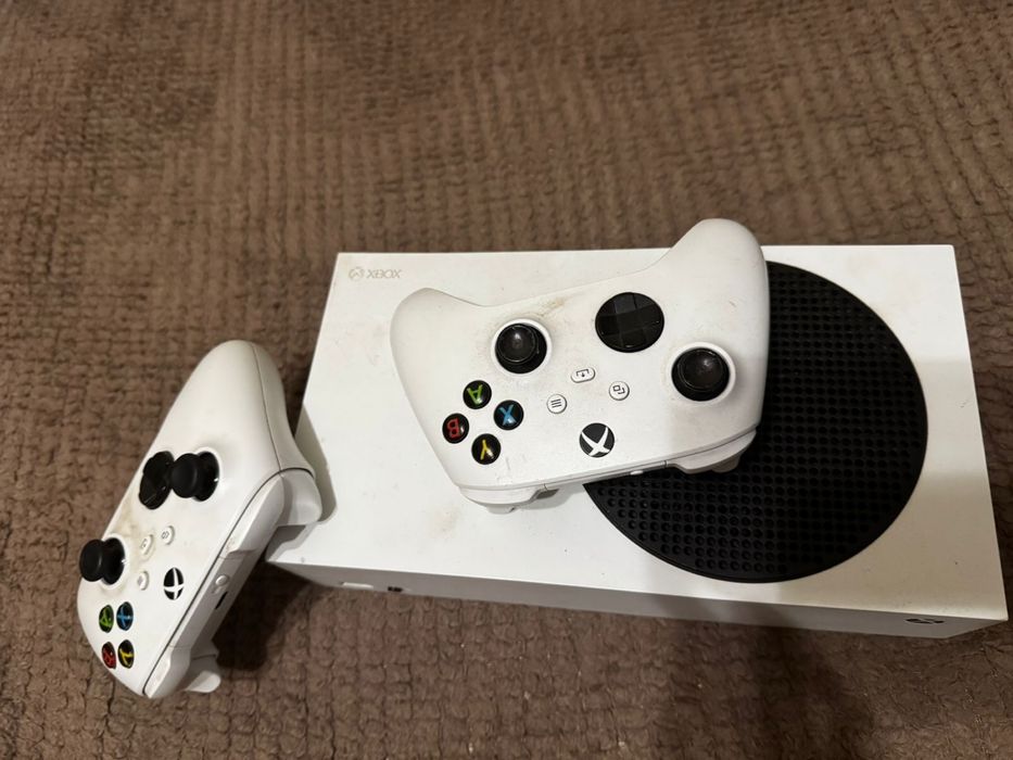 X box seriad s і два джойстики