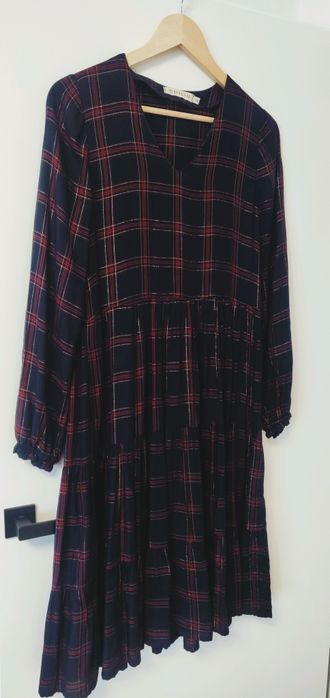 Zwiewna sukienka intensi w kratkę polscy projektanci