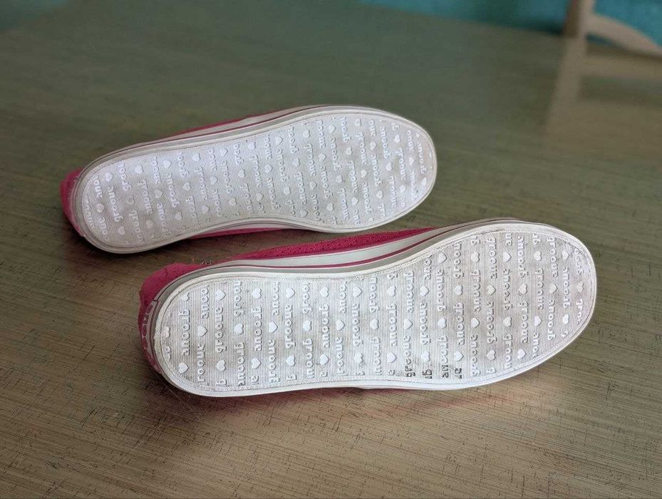 Рожеві жиночі кросівки