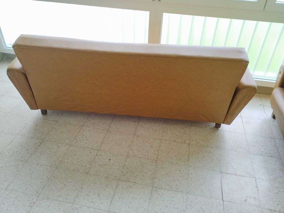 Sofá-cama 3 lugares estilo vintage / mid century em napa caramelo