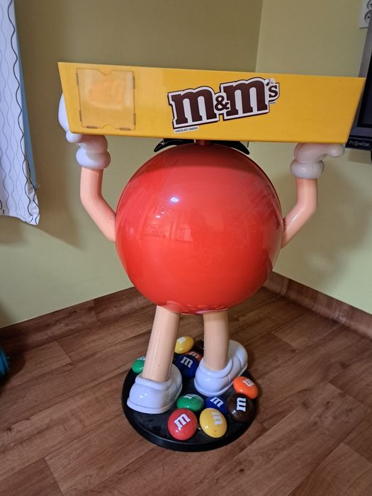 Czerwony M&M z półką